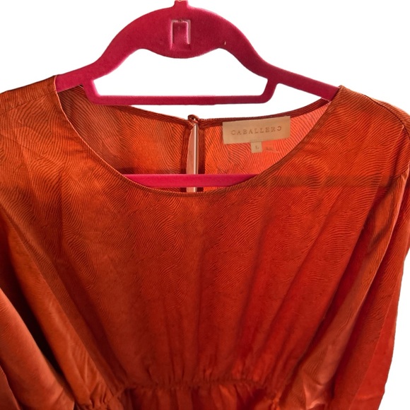 Cute mini dress very flowy and satiny. Size L - Picture 3 of 10